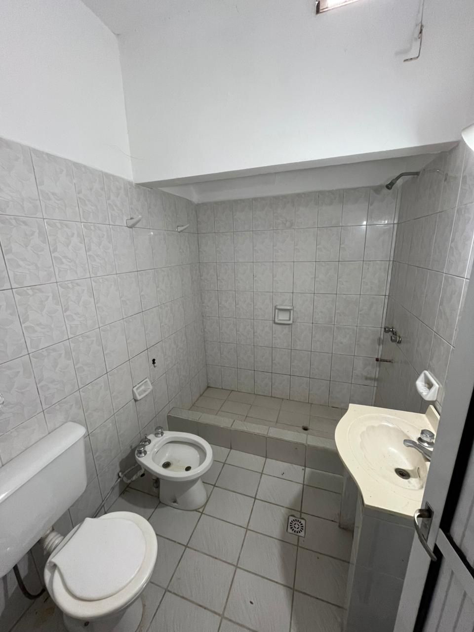 Imagen de la propiedad CASA EN VENTA CON GRAN TERRENO Y PATIO VERDE (APTA CREDITO)